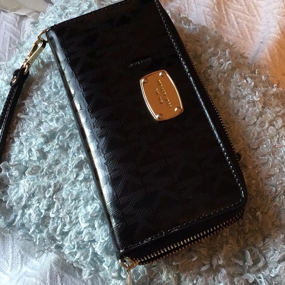 Michael Kors Wallets - Picture 4 of 15